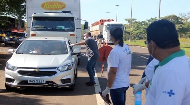 Vans, ônibus e até caronas podem ajudar a espalhar coronavírus a partir de cidades com surtos em MS Vans, ônibus e até caronas podem ajudar a espalhar coronavírus a partir de cidades com surtos em MS
