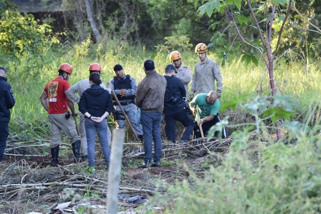 Pedreiro suspeito de assassinatos em série mostra a polícia e bombeiros local onde teria enterrado um dos corpos das vítimas — Foto: Vinicius Santana/Arquivo Pessoal
