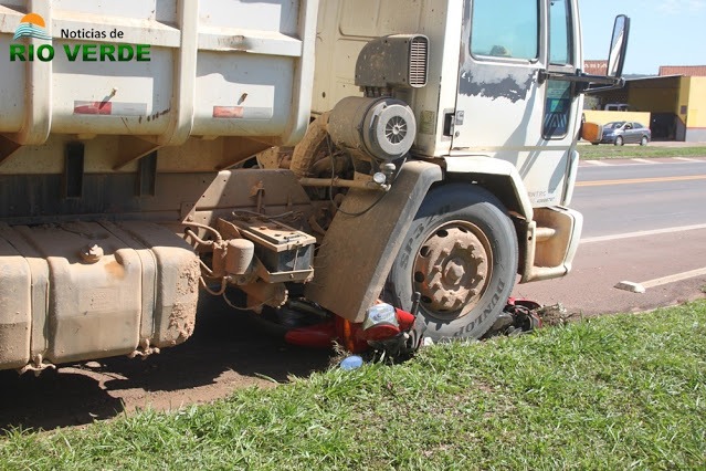 Acidente na BR 163 entre Caminhão caçamba e Biz por pouco não se transforma em uma tragédia