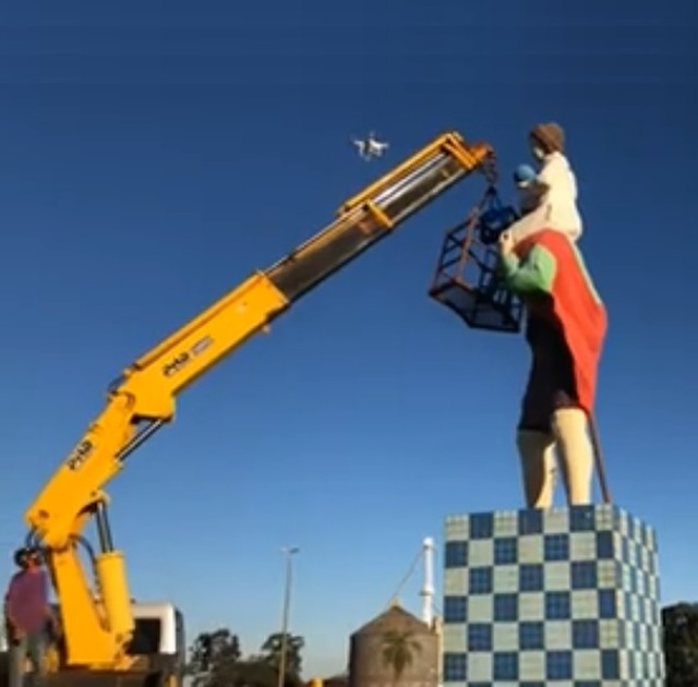 Máscara em estátua gera onda de críticas ao prefeito de Nova Alvorada do Sul