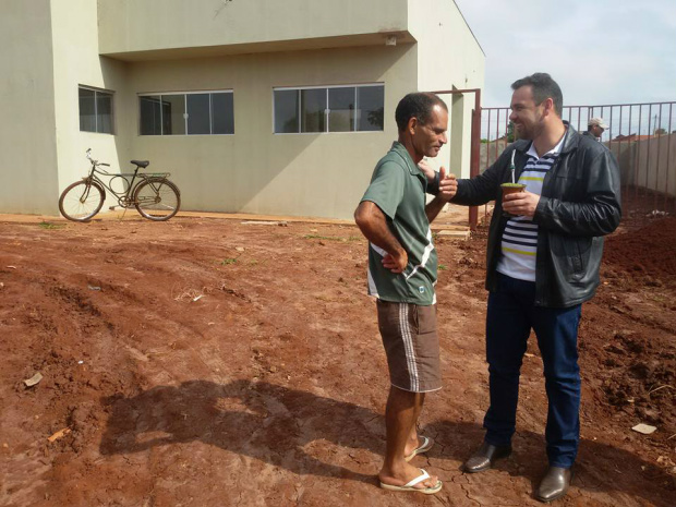 Bairro Vacilio Dias terá UBS inaugurada em breve Prefeito Juvenal Neto conversando com morador no momento da visita da UBS no Bairro Vacilio Dias. / Foto: Juciley Magalhães
