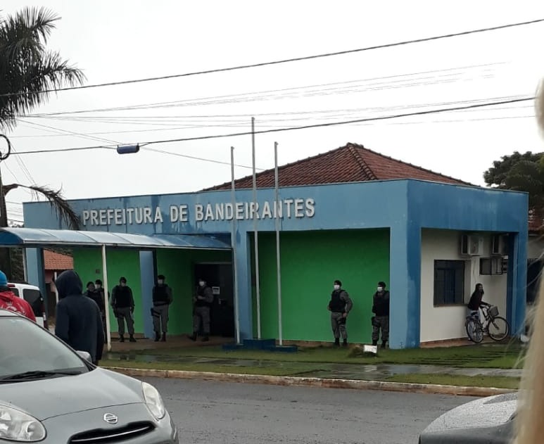 Gaeco cumpre mandados na prefeitura e casas de gestores de Bandeirantes