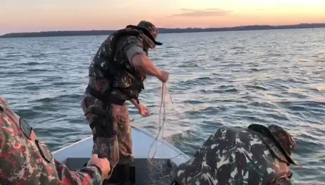 Polícia Militar Ambiental fiscaliza 30 embarcações, apreende 1.000 metros de redes de pesca no rio Paranaíba
