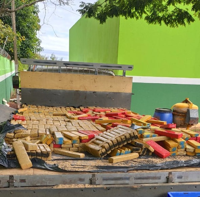 Camionete com quase mil e trezentos quilos de maconha foi apreendida pelo DOF durante a Operação Hórus