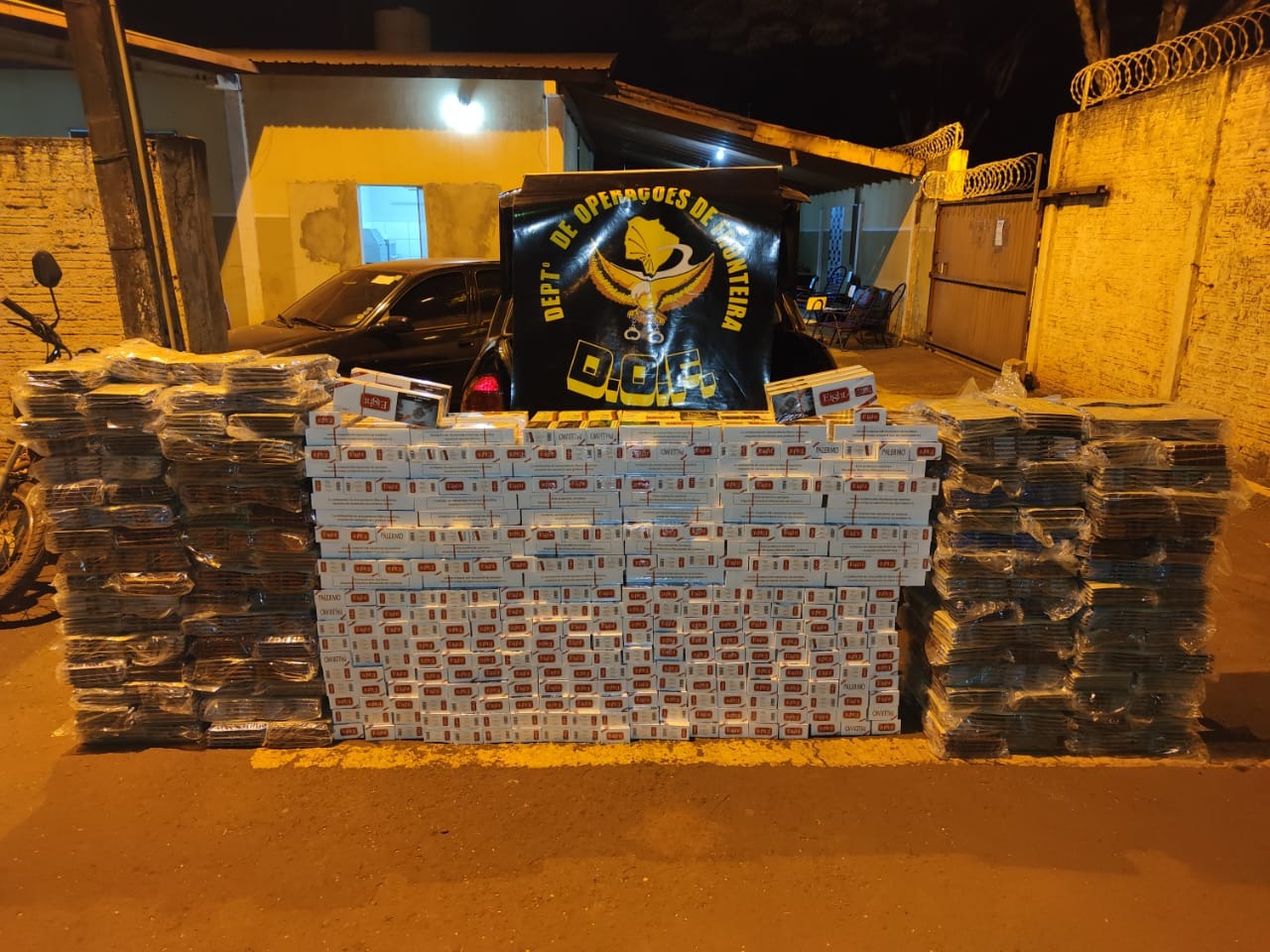 Veículo com produtos contrabandeados que seguia para São Paulo foi apreendido pelo DOF durante a Operação Hórus Veículo com produtos contrabandeados que seguia para São Paulo foi apreendido pelo DOF durante a Operação Hórus