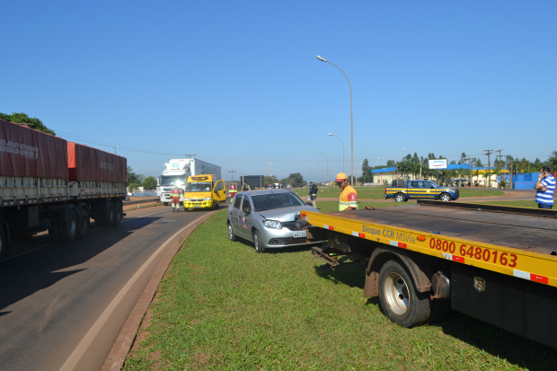 O veiculo precisou ser removido para o canteiro para liberação da pista, ouve lentidão ate a remoção do veiculo:/ Foto Ronaldo Bueno