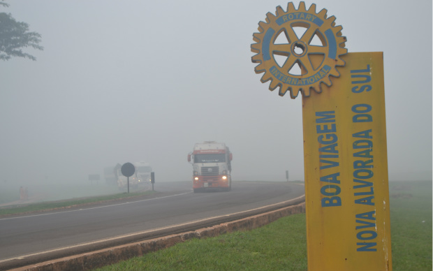 Nova Alvorada do Sul amanheceu com forte neblina O Registro fotográfico foi feito 08:30 por nossa equipe no trevo da BR 163 com a BR 267 em Nova Alvorada do Sul:/ Foto Ronaldo Bueno