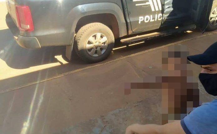 Em Nova Alvorada do Sul mãe abandona filho de três anos para fora de casa e vai passear de moto Policial acalma menino que foi abandonado pela mãe. Foto: Rones Alvorada Informa