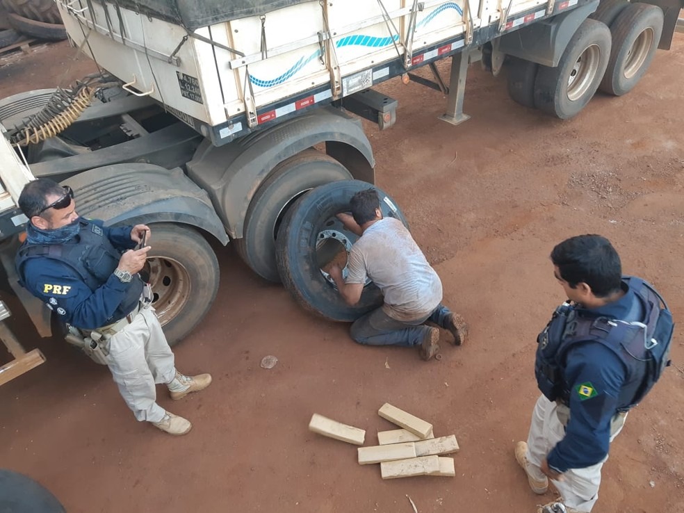 Motorista abordado por PRF fica nervoso ao falar da viagem e agentes acham 278,6 kg de droga nos pneus Motorista abordado por PRF fica nervoso ao falar da viagem e agentes acham 278,6 kg de droga nos pneus