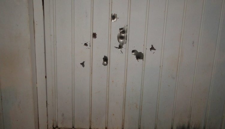 Durante a madrugada, casa de agente penitenciário é alvejada por mais de 30 tiros Durante a madrugada, casa de agente penitenciário é alvejada por mais de 30 tiros