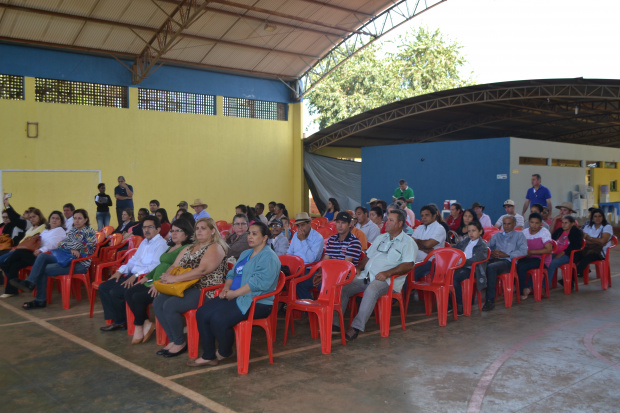 R$ 480 mil vai beneficiar 36 famílias da agricultura familiar Assentamentos dos assentamentos Sucesso, Santa Luzia, Banco da Terra, Bebedouro, Pana, Pan e Volta Redonda para a merenda escolar dos alunos dos CEMEI's e Escolas da Rede Municipal de Ensino de Nova Alvorada do Sul;/Foto Ronaldo Bueno