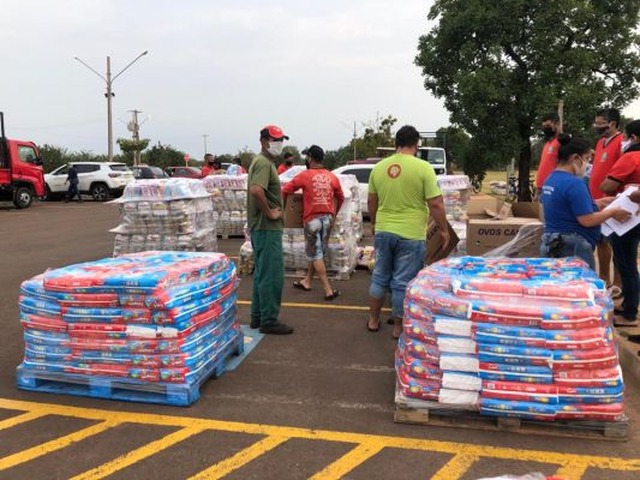 Ex-catadores de materiais recicláveis de Campo Grande recebem quarto lote de cestas básicas e produtos de higiene pessoal