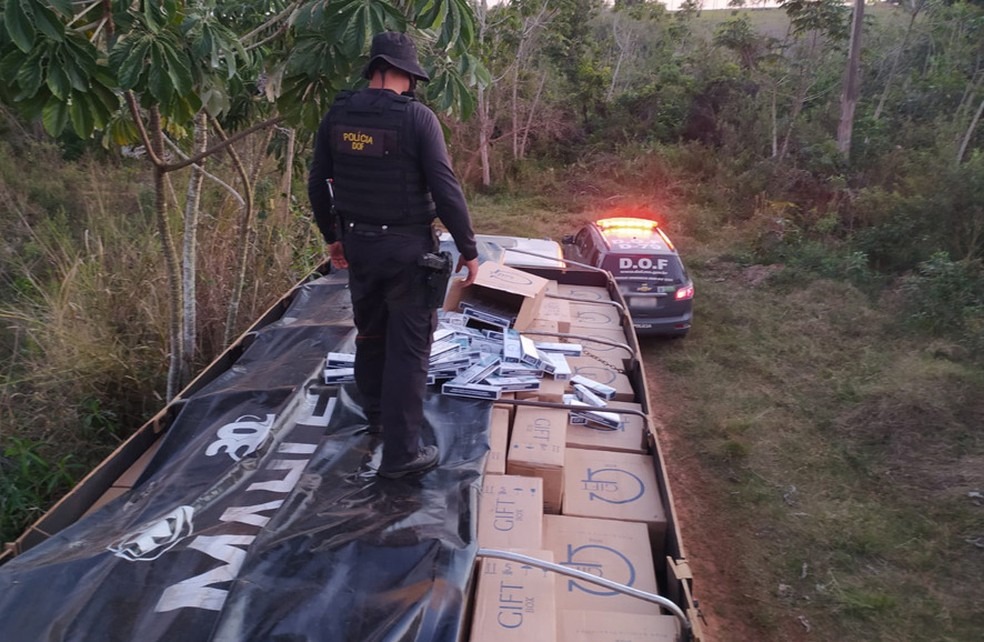 Caminhão com 21 mil pacotes de cigarros contrabandeado é apreendido pelo DOF em Itaquiraí Caminhão com 21 mil pacotes de cigarros contrabandeado é apreendido pelo DOF em Itaquiraí