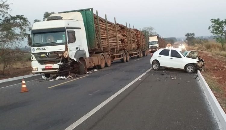 Motorista de Palio morre em colisão frontal com carreta na BR-262 Motorista morreu no local (Foto: Rio Pardo News)