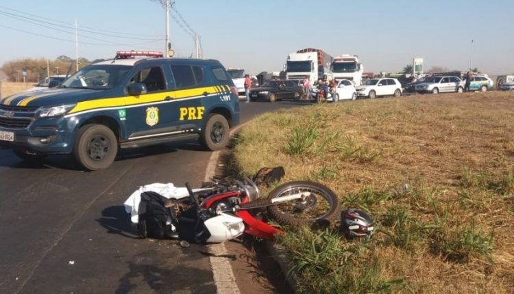 Motociclista morre na BR-158 após ficar preso nas rodas de caminhão A vítima morreu no local (Foto: JP News)