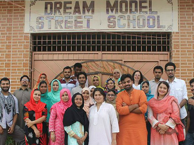 HUMAIRA E OS PROFESSORES VOLUNTÁRIOS DA ESCOLA DREAM MODEL STREET SCHOOL (FOTO: REPRODUÇÃO/ FACEBOOK)
