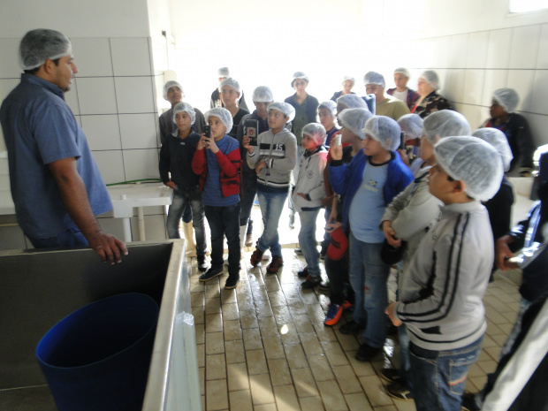 Alunos do Distrito PANA visita Laticínio Eldorado Israel Gomes, explicando os procedimentos do leite para os alunos do DISTRITO PANA, juntamente com a Equipe do Sindicato Rural, e professores