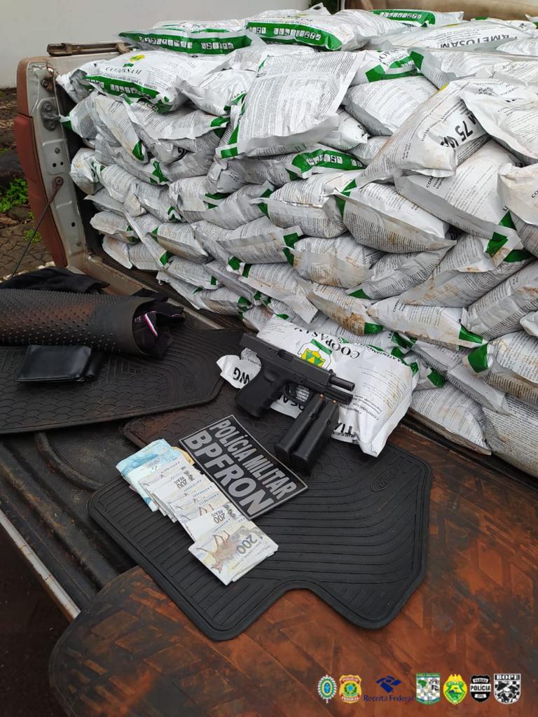 Polícia Federal apreende carga de agrotóxicos contrabandeados e arma de fogo durante Operação Hórus em Cascavel-PR Polícia Federal apreende carga de agrotóxicos contrabandeados e arma de fogo durante Operação Hórus em Cascavel-PR