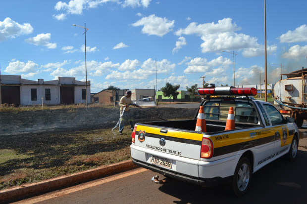 Fogo em canteiro na BR 267 proximo ao trevo mobiliza AGETRAN Agetran teve que auxiliar o transito na BR 267 próximo ao trevo, devido a incêndio no canteiro da BR.; Foto Ronaldo Bueno
