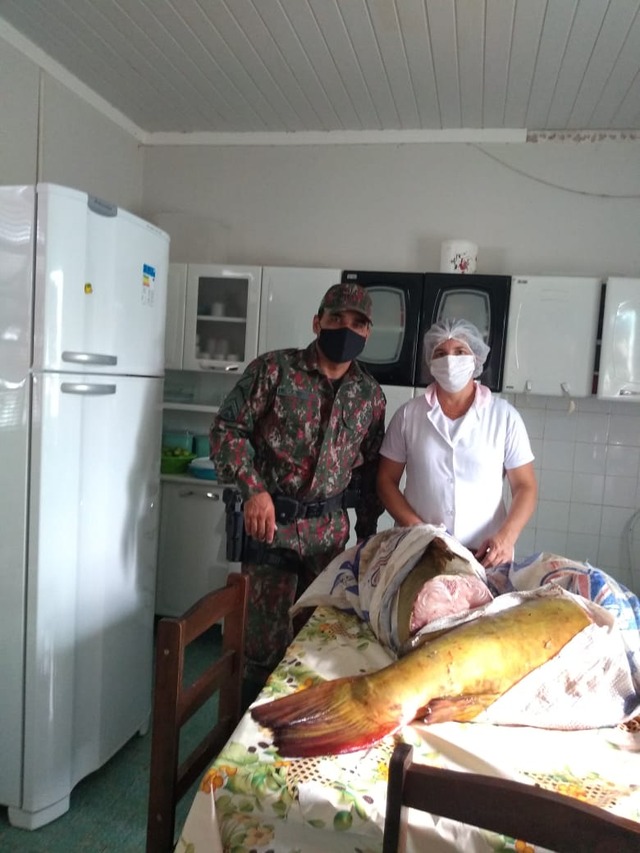 Polícia Militar Ambiental de Coxim doa 47 kg de pescado apreendidos com pescador preso hoje para casa que cuida de idosos Polícia Militar Ambiental de Coxim doa 47 kg de pescado apreendidos com pescador preso hoje para casa que cuida de idosos