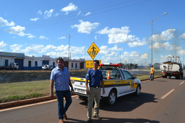 Fogo em canteiro na BR 267 proximo ao trevo mobiliza AGETRAN Secretario de Obras Dinarte Rezende e o Agente de Transito Paulo Cezar auxiliando o transito na BR 267 para equipes da secretaria de obras conter o fogo.;Foto Ronaldo Bueno