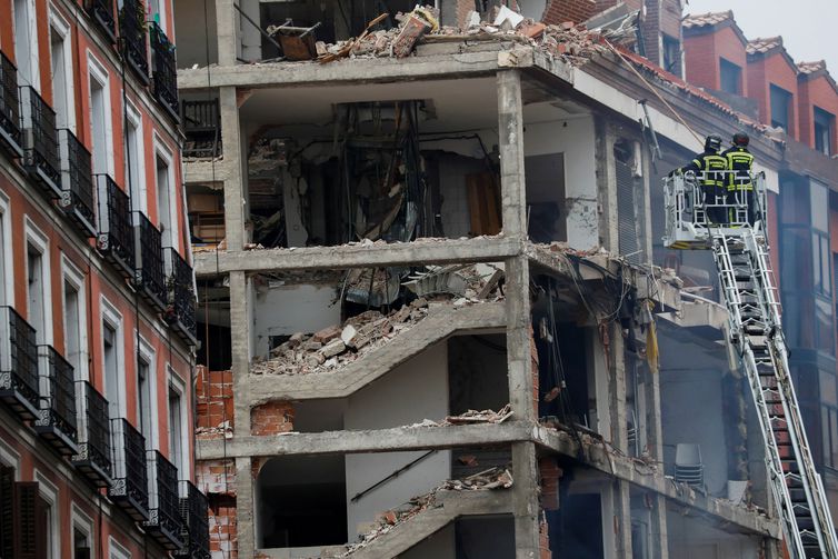 Forte explosão destrói fachada de edifício no centro de Madri © REUTERS/Susana Vera /Direitos reservados