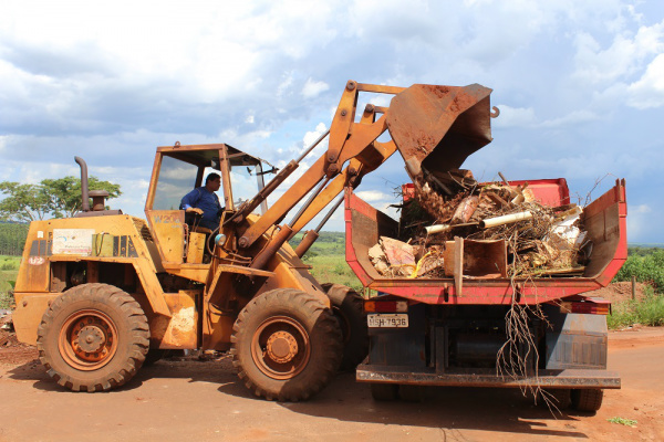 A prefeitura de Nova Alvorada do Sul chega a 2.000 caçambas de lixo recolhidas A segunda etapa do mutirão está em andamento, cerca de 55% dos serviços já foram concluídos pela Secretária de Obras e Infraestrutura, os números já chegaram a cerca de 2.000 caçambas recolhidas