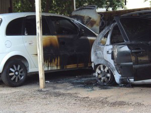 Dois carros em um lava-rápido em Assis ficaramdestruídos (Foto: Mário Nunes/ Jornal de Assis )