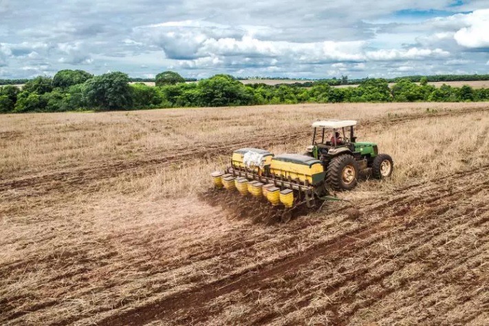 Maquinário prepara área para plantar soja (Foto: João Carlos Castro/Sistema Famasul) - CREDITO: CAMPO GRANDE NEWS