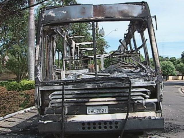 Criminosos jogam bomba caseira em residência de policial rodoviário