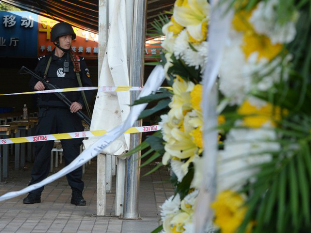 Policial matou em 15 segundos 4 envolvidos no massacre na China Incidente, com a participação de 'terroristas' armados de facas, deixou 33 mortos, incluindo quatro dos agressores, que foram mortos a tiros. (Foto: AFP)