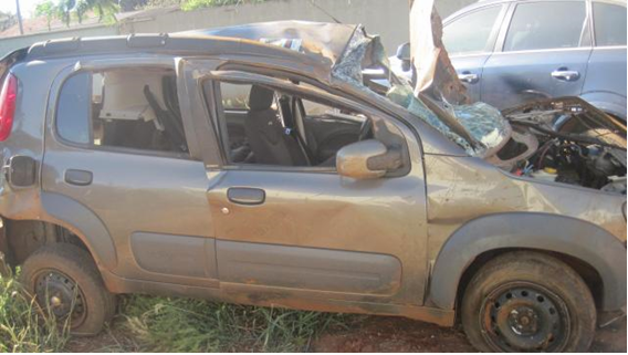 após o capotamento do veículo Fiat Uno, placas NPP-1903, quando tentavam fugir da guarnição Militar os autores haviam empreendido fuga pelo canavial
