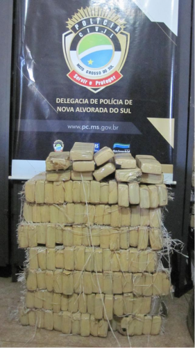 Ao checar o interior do veículo foram encontrados 135 Quilos de Maconha, separadas em tabletes lacrados, os quais foram apreendidos