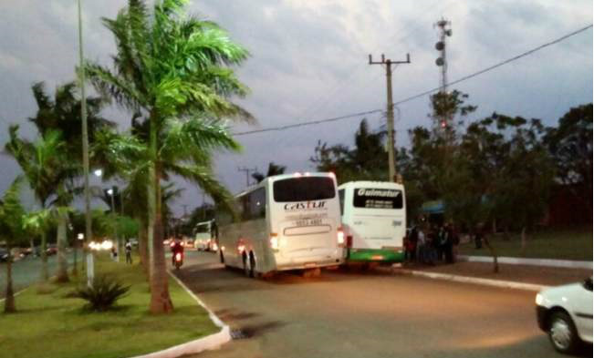 Associação dos Universitários AEUNAS não comprova prestação de contas e prefeitura retém repasses Empresas contratada para transporte dos alunos universitários pela AEUNAS
