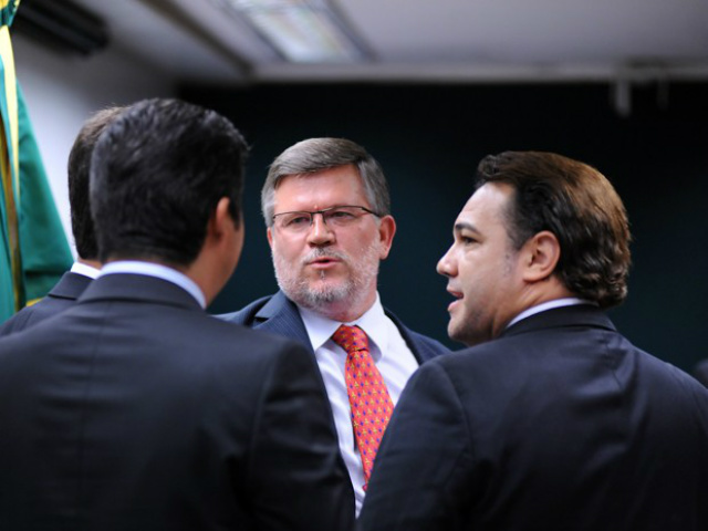 Sucessor de Feliciano diz que não é a favor nem contra relação gay Deputado Assis do Couto (centro), novo presidente da Comissão de Direitos Humanos, conversa com seu antecessor, deputado Marco Feliciano (dir.) (Foto: Lucio Bernardo Jr. / Câmara dos Deputados)
