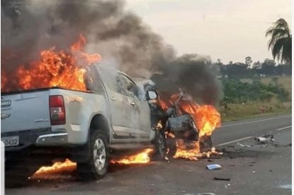 Carros pegam fogo após colisão frontal com vítimas na BR-060 em Campo Grande Carros pegam fogo após colisão frontal com vítimas na BR-060 em Campo Grande