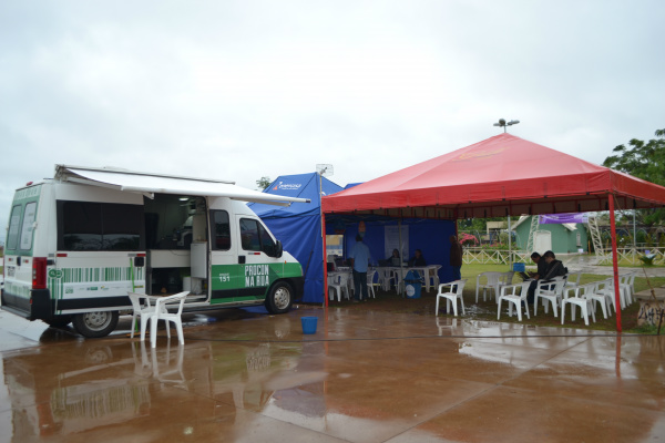 O escritório móvel “Procon na Rua” juntamente com a tenda da Energisa e Sanesul estão em Nova Alvorada do Sul Foto: Adriel Filipe